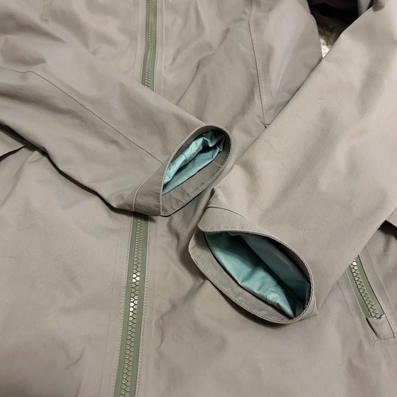Lululemon Rain Jacket - Picture 5 of 8